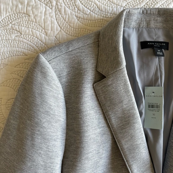 NWT - Ann Taylor - The Petite Hutton Blazer in Double Knit - Light Gray - Picture 5 of 13